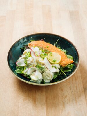 Krämig potatissallad med örter och lax