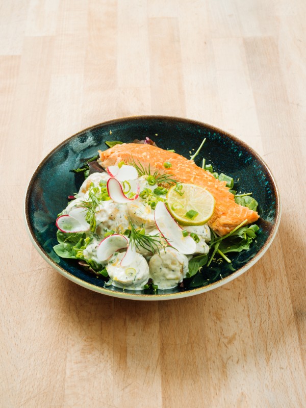 Krämig potatissallad med örter och lax